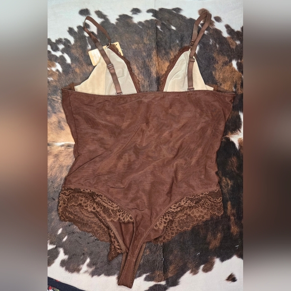 Popilush Shapewear Lace Deep-V Neck Bodysuit - Picture 2 of 4